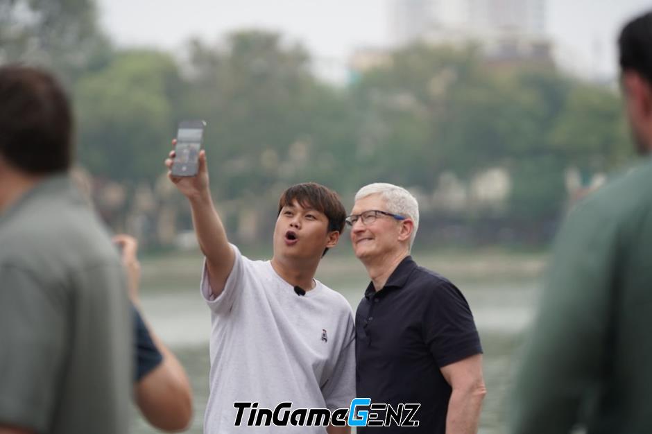 Tim Cook giao lưu với Duy Thẩm và báo chí tại Hồ Hoàn Kiếm