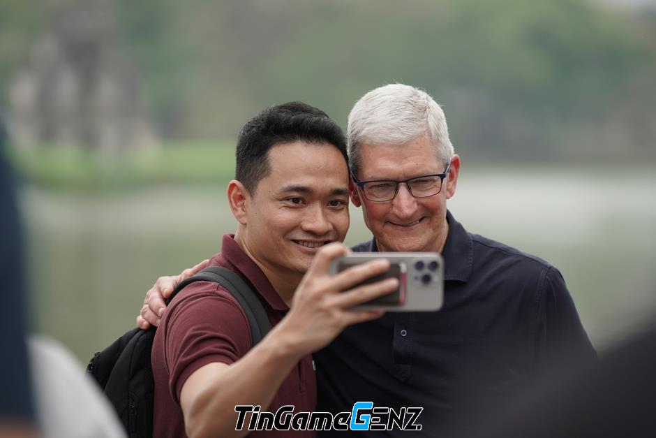 Tim Cook giao lưu với Duy Thẩm và báo chí tại Hồ Hoàn Kiếm