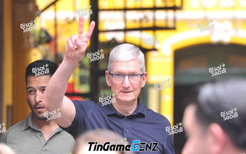 Tim Cook giao lưu với Duy Thẩm và báo chí tại Hồ Hoàn Kiếm