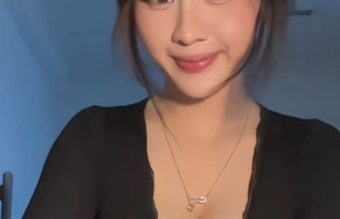 "Trợ Thủ Ẩm Thực Bất Ngờ: Nữ Thần Nấu Ăn Gây Bão Với Khoảnh Khắc Đáng Kinh Ngạc Trên 